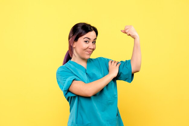 Vista laterale di un medico il buon medico potrebbe aiutare il paziente