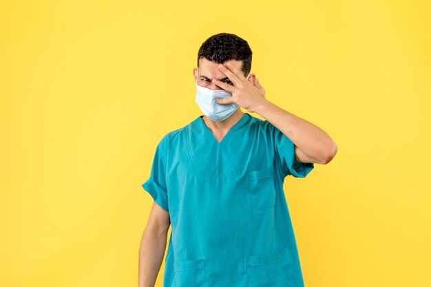 Vista laterale di un medico in posa