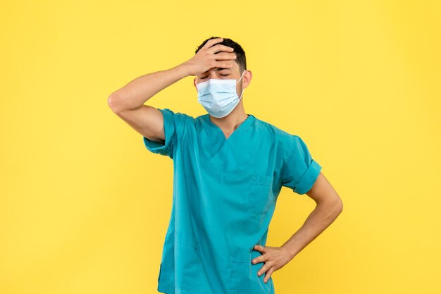Vista laterale di un medico in posa