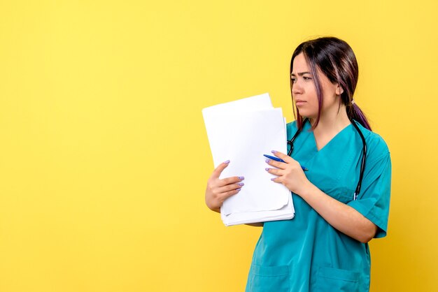 Vista laterale di un medico in uniforme medica con carta e penna