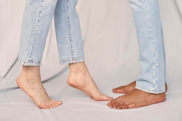 Vista laterale di un uomo e di una donna a piedi nudi