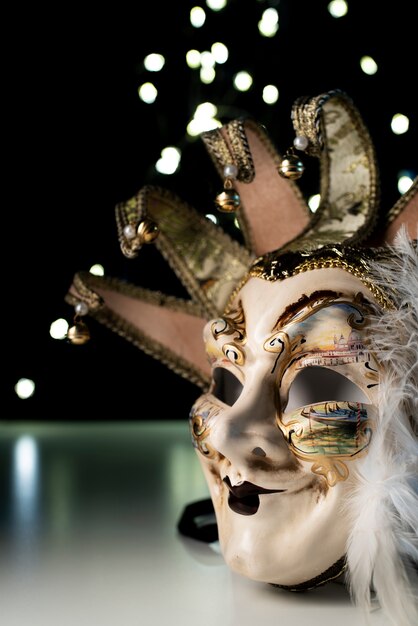 Vista laterale di una maschera di carnevale