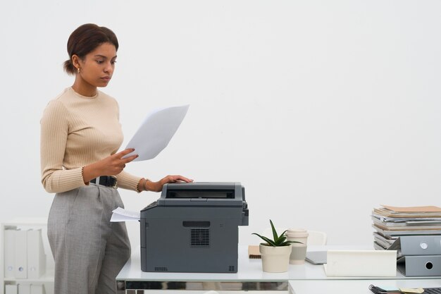 Vista laterale donna annoiata al lavoro