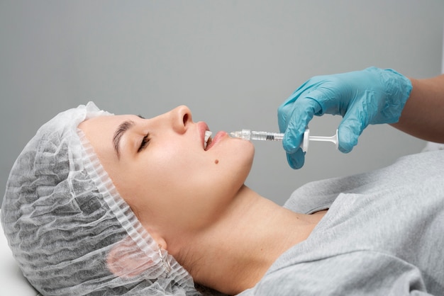 Vista laterale donna che riceve l'iniezione