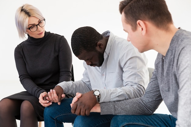 Vista laterale donna e uomo consolante paziente triste