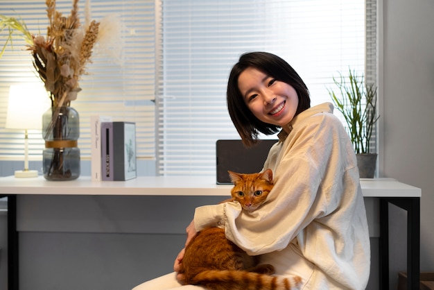 Vista laterale donna giapponese con gatto
