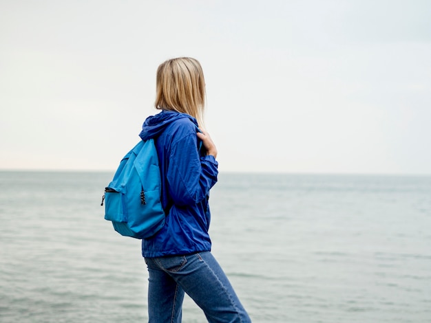 Vista laterale donna in riva al mare