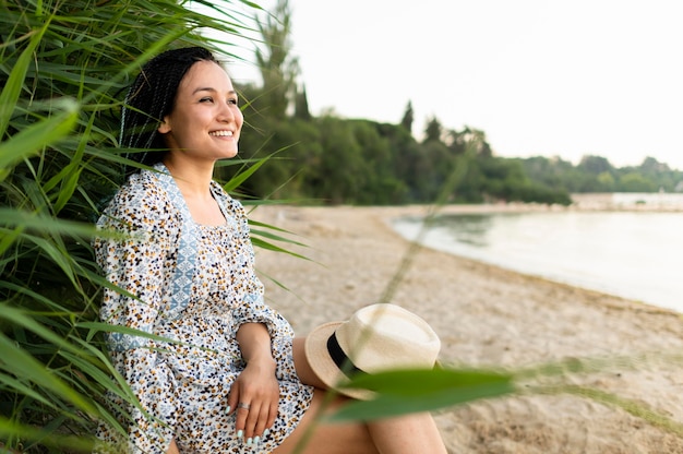 Vista laterale donna sulla spiaggia