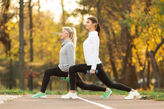 Vista laterale donne che si preparano per l'allenamento