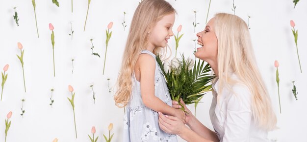 Vista laterale felice della figlia e della madre