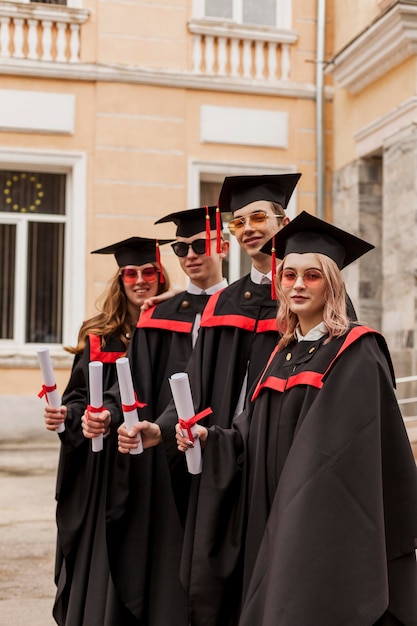 Vista laterale gruppo di studenti laureati