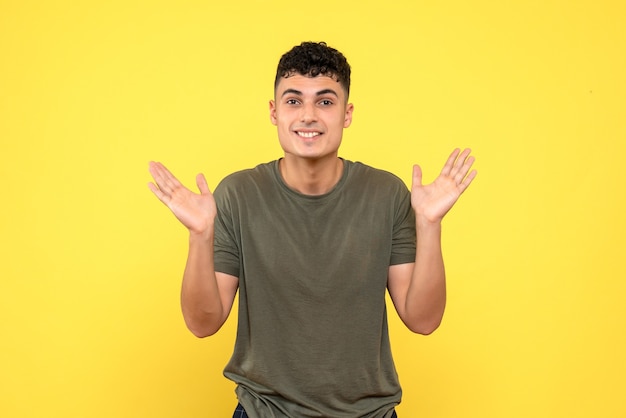 Vista laterale l'uomo il ragazzo sorridente con la bocca aperta allarga le mani ai lati