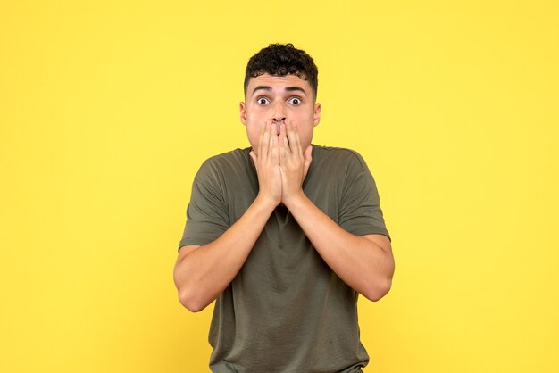 Vista laterale l'uomo l'uomo scioccato si coprì la bocca con la mano