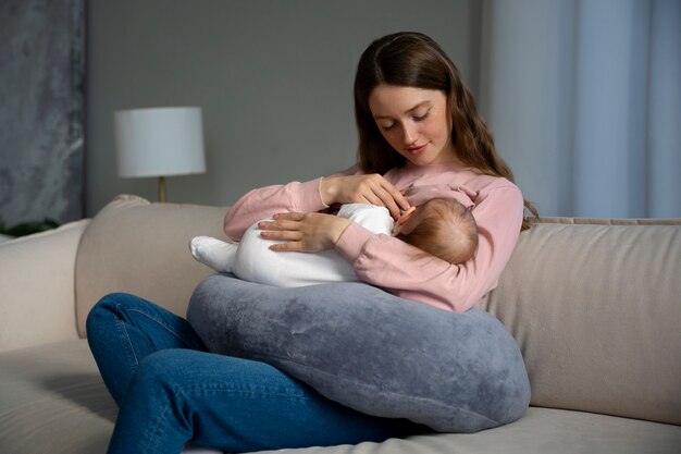 Vista laterale madre con neonato carino