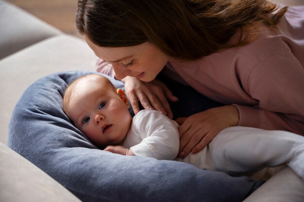 Vista laterale madre con neonato carino