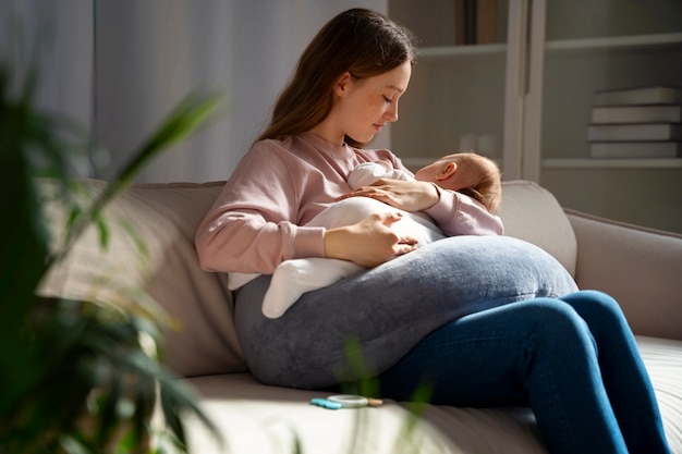 Vista laterale madre con neonato carino