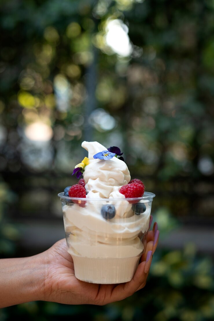 Foto gratuito vista laterale mano che tiene il gelato