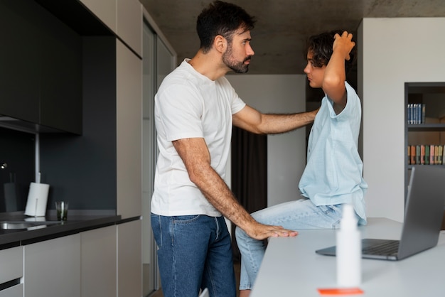 Vista laterale padre e figlio all'interno