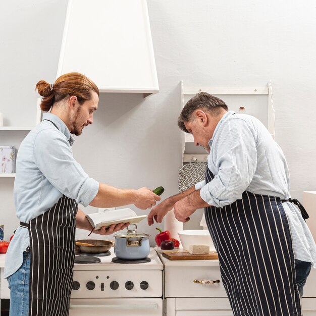 Vista laterale padre e figlio cucinare insieme