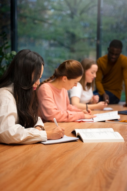 Vista laterale persone che correggono errori grammaticali