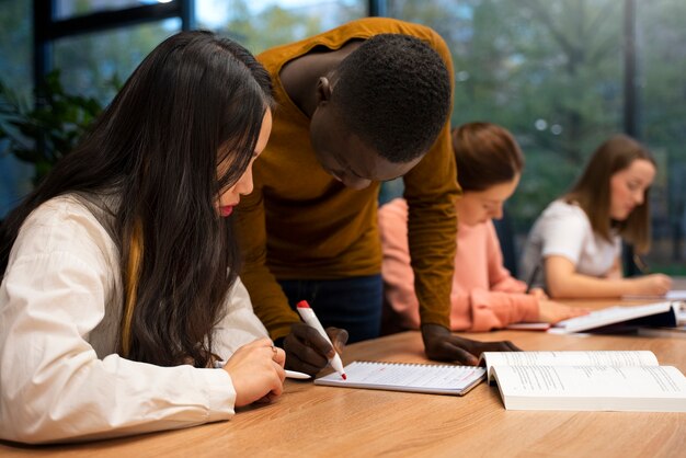 Vista laterale persone che correggono errori grammaticali