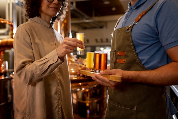 Vista laterale persone che lavorano nella fabbrica di birra