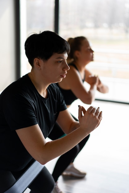 Vista laterale persone che si allenano in palestra