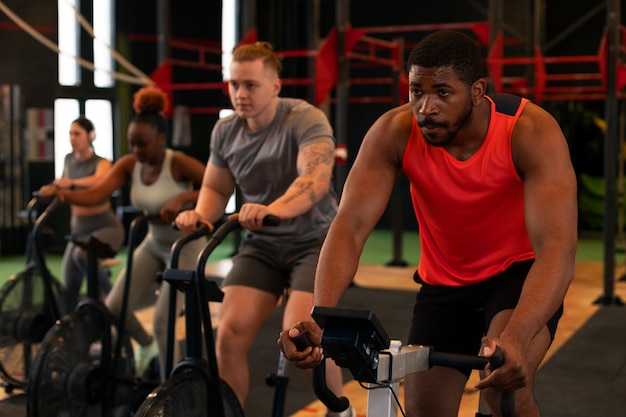 Vista laterale persone che si allenano insieme in palestra