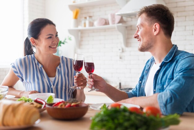 Vista laterale persone in possesso di bicchieri di vino