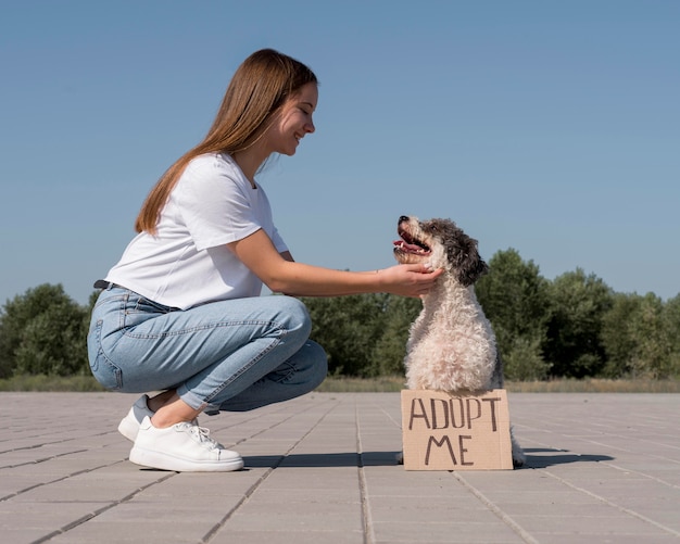 Vista laterale ragazza petting simpatico cane