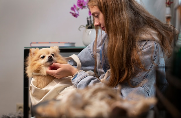 Vista laterale ragazza petting simpatico cane