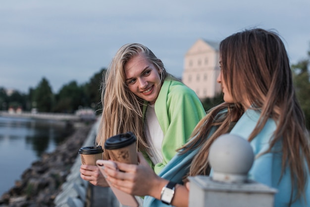 Vista laterale ragazze che si guardano