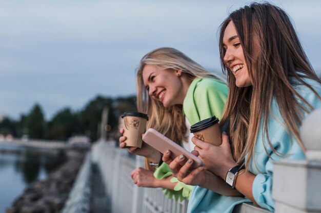 Vista laterale ragazze sorridenti