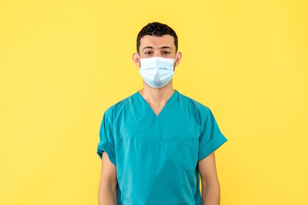 Vista laterale un dottore un dottore con la maschera parla di coronavirus