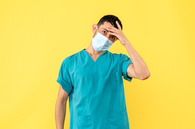 Vista laterale un dottore un medico parla degli effetti collaterali del nuovo vaccino contro il coronavirus