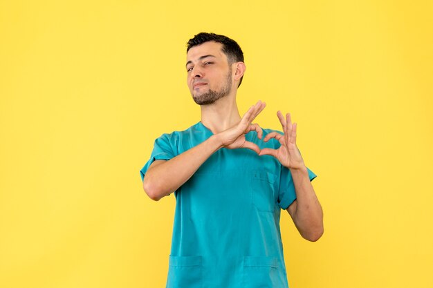 Vista laterale un medico sorridente medico sta parlando del trattamento dei pazienti