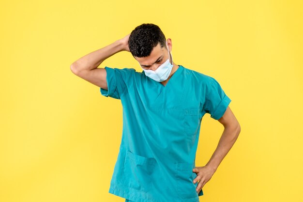 Vista laterale un medico un medico sta pensando all'invenzione di un nuovo vaccino