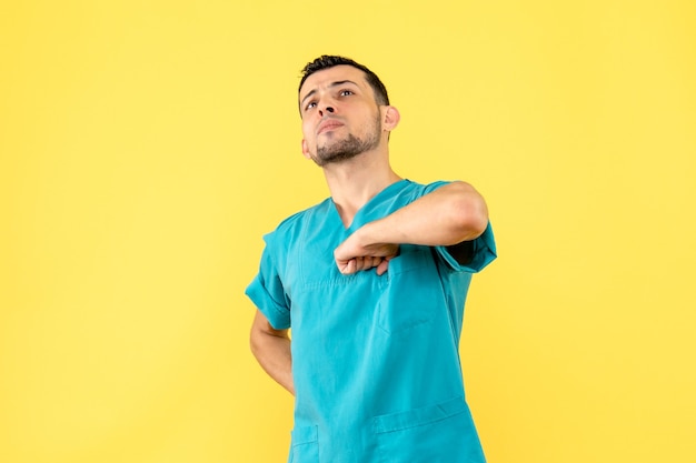 Vista laterale uno specialista il medico sta parlando di come salutare le persone durante una pandemia