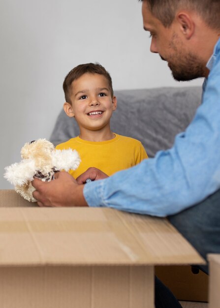 Vista laterale uomo e bambino sorridente