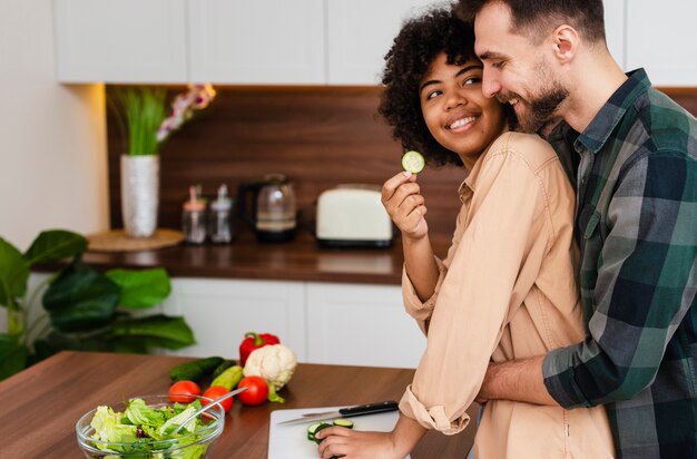 Vista laterale uomo e donna che cucinano insieme