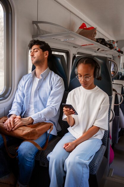 Vista laterale uomo e ragazza che viaggiano in treno