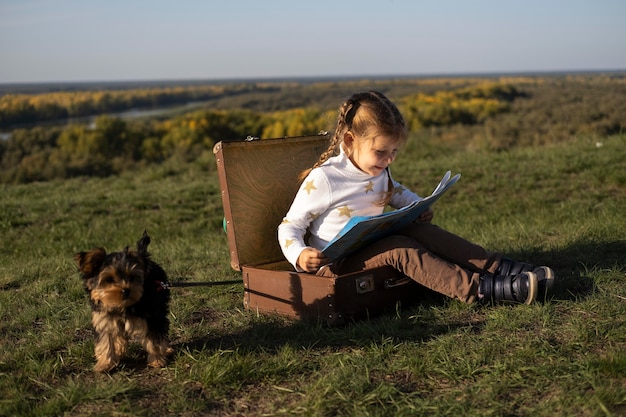 Vista lunga all'aperto del cane e del bambino