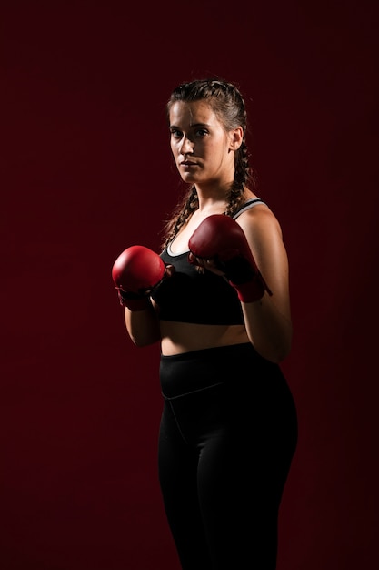 Vista lunga della donna atletica in vestiti di forma fisica