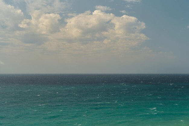 Vista mare a mezzogiorno sullo sfondo o sullo screen saver Tempesta sul mare