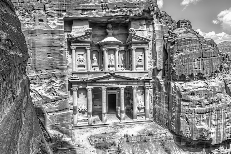 Foto gratuito vista monocromatica di petra per la giornata del patrimonio mondiale