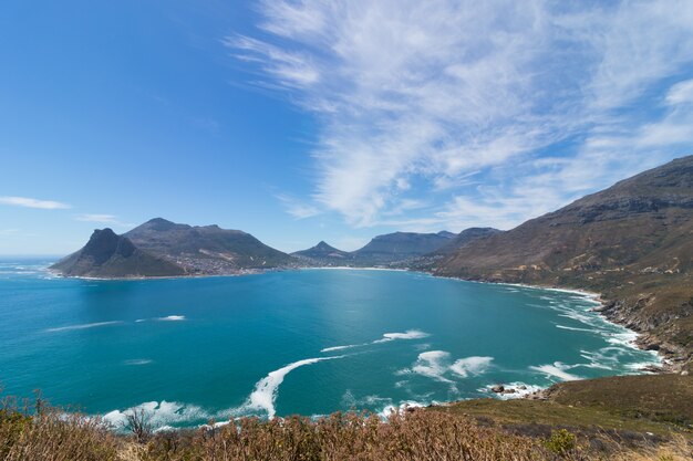 Vista mozzafiato del Chapman's Peak dall'oceano catturato in Sud Africa