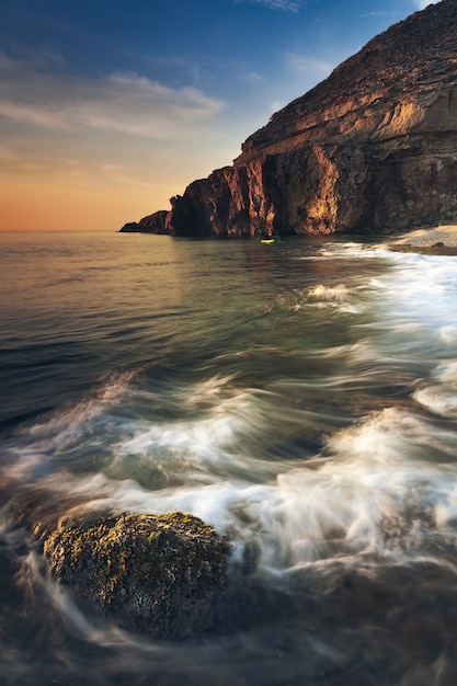 Vista mozzafiato del paesaggio marino e delle rocce al tramonto spettacolare scenico