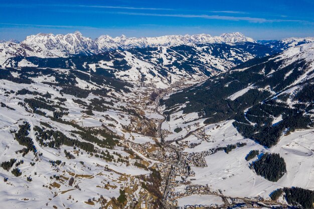 Vista mozzafiato delle montagne boscose coperte di neve durante il giorno