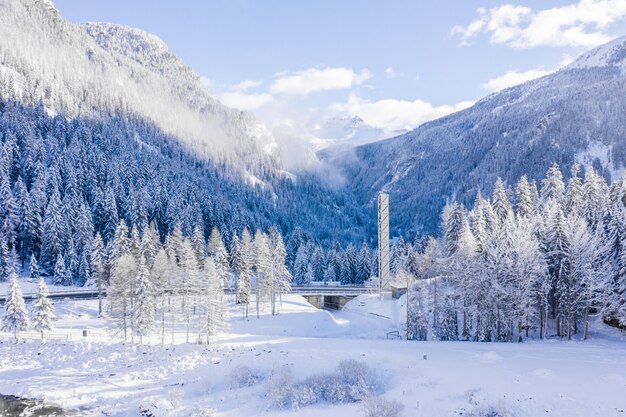 Vista mozzafiato di bellissime montagne innevate durante il giorno