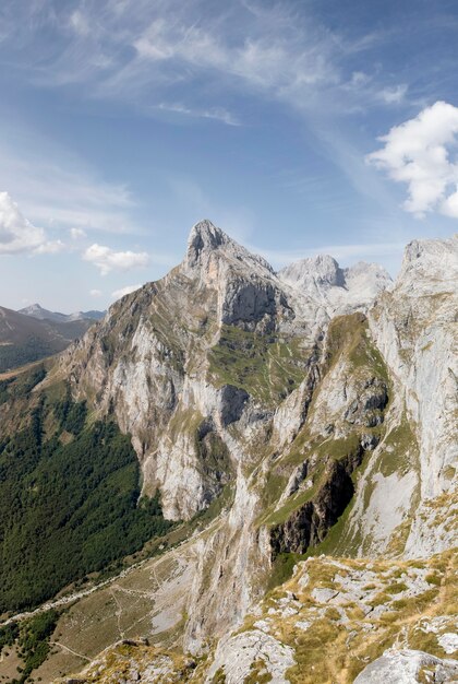 Vista mozzafiato su bellissime montagne